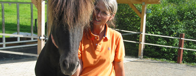 Bild Dr. Susanne Bramkamp und eins ihrer Islandpferde